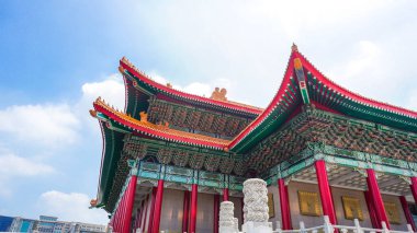 Tayvan, Taipei 'deki Chiang Kai-shek Anıt Salonu. Plaktaki Çince karakterlerin çevirisi 