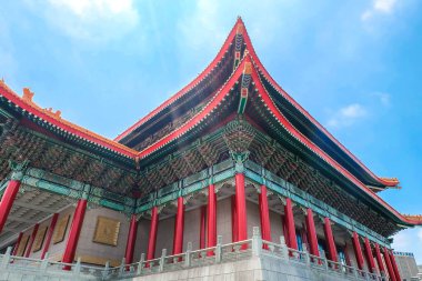 Tayvan, Taipei 'deki Chiang Kai-shek Anıt Salonu. Plaktaki Çince karakterlerin çevirisi 