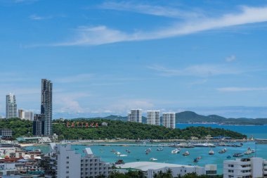 Dağdaki Pattaya şehri tabelası, Pattaya Tayland. Burası popüler bir turizm beldesi. Burun ve Meşhur İşaretin Üzerinde Panorama Vuruşu