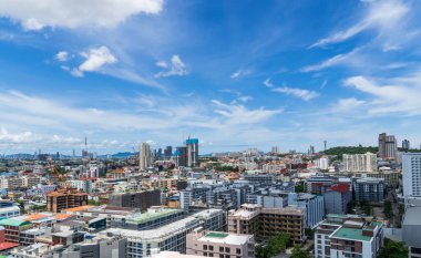 Şehirde apartman ve otellerle dolu binalar. Pattaya, Tayland 'da yüksek açılı fotoğraf. Manzara, Panorama güneşli manzara.