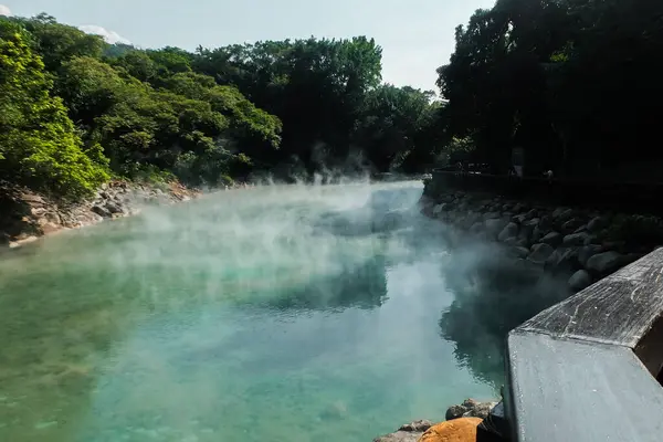 Beitou Termal Vadisi 'ndeki sıcak kaynak suyu ya da Tayvan' daki jeotermal vadi. Tayvan 'daki Xinbeitou termal vadisinde sıcak kaynak göleti.