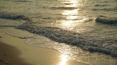 Meditasyon okyanusu ve gökyüzü arka planı. Altın gökyüzü ve okyanus suyu. Dalgalar sıçrıyor. Altın dramatik gökyüzü manzaralı deniz üzerinde gün batımı. Gün batımı gökyüzü olan sakin bir deniz. Okyanus ve gökyüzü arkaplanı.