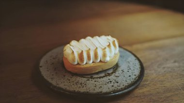 Limonlu pasta, limonlu cheesecake, limonlu turta. Krem şantili limonlu turta ve nane şekerli tatlı.