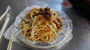 Asya usulü kurutulmuş soslu noddle. Çin, Tayvan Sokak Yemekleri, Tayvan Kızarmış, Kızarmış Pirinç Eriştesi