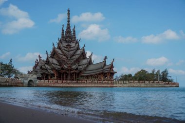 Doğruluk Mabedi, Tayland 'da gün batımında Tahta Tapınak inşaatı. Tapınak, geleneksel Budist ve Hindu motiflerine dayanan heykellerle dolu bir ahşap binadır..