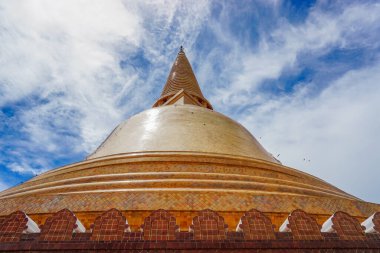 Tayland. Phra Pathom Chedi Tapınağı 'nın içindeki antik Buda görüntüsü. Bu tapınak Tayland 'ın ünlü bir tapınağıdır ve Tayland' ın Nakhon Pathom Eyaleti 'nin merkezinde yer alır..