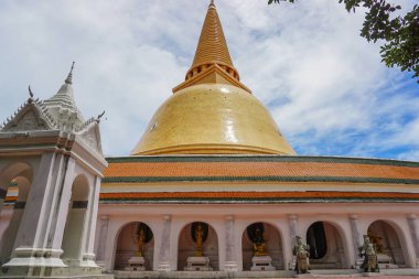 Tayland. Phra Pathom Chedi Tapınağı 'nın içindeki antik Buda görüntüsü. Bu tapınak Tayland 'ın ünlü bir tapınağıdır ve Tayland' ın Nakhon Pathom Eyaleti 'nin merkezinde yer alır..