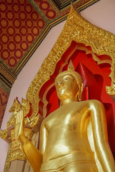 Tayland. Phra Pathom Chedi Tapınağı 'nın içindeki antik Buda görüntüsü. Bu tapınak Tayland 'ın ünlü bir tapınağıdır ve Tayland' ın Nakhon Pathom Eyaleti 'nin merkezinde yer alır..