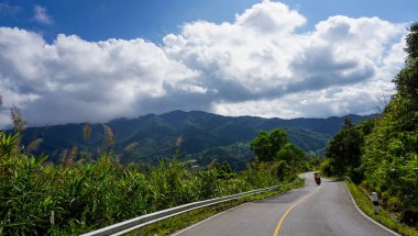 Tayland 'ın kuzey kesimindeki tropikal ormanın yanındaki yol kıvrımlarını gösteriyor. Dağ Manzarası. Araba çalışırken fotoğraf çek, İki Taraflı Peyzaj Yolları.