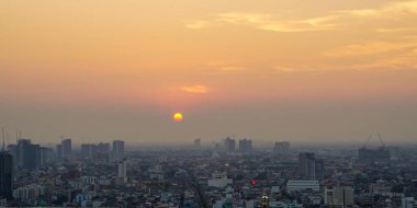 Gece şehirleri, Tayland, Bangkok 'taki Chao Phraya Nehri' nin yüksek açılı manzarası. Şehrin yüksek açılı arka planı, gecenin gizli ışığı, gece ışıklarının bulanıklığı, apartman dairelerinin dağılımını gösteriyor.