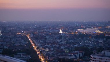 Gece şehirleri, Tayland, Bangkok 'taki Chao Phraya Nehri' nin yüksek açılı manzarası. Şehrin yüksek açılı arka planı, gecenin gizli ışığı, gece ışıklarının bulanıklığı, apartman dairelerinin dağılımını gösteriyor.