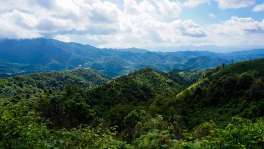 Dağlar bir bulut kümesidir. Tayland 'ın batısındaki sıradağların üzerinde güzel bir gün doğumu..