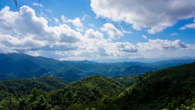 Dağlar bir bulut kümesidir. Tayland 'ın batısındaki sıradağların üzerinde güzel bir gün doğumu..