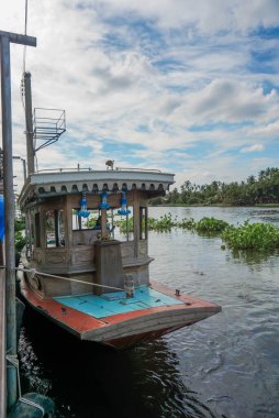 Tayland 'da Kanal' da (Klong) eski bir tekne, ünlü nehir ve kanal taşımacılığı. Tayland usulü küçük ahşap tekne. Yerel tekne feribot feribotu iskelede duruyor. Yolcuları nehirden geçirin..