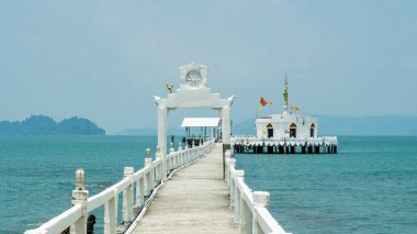 Tayland 'ın turkuaz sularındaki Tayland tapınağı ve Tayland' ın Koh Phayam Ranong şehrindeki tropik cennet. Budist iskele tapınağı. Denizdeki dairesel tapınak Budist tapınağının bir parçasıdır. Tapınak tapınağına uzun bir köprü.