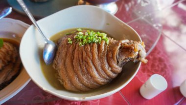 Asya yemeği tarzı. Domuz budu ya da haşlanmış domuz budu Çin 'den klasik bir domuz eti tabağıdır. Yağlı, yumuşak ve kolayca eriyene kadar domuz eti ile pişirilir..