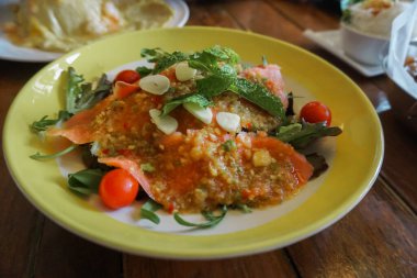 Taze yeşil marullu tuzlu somon salatası, salatalık, domates, dolmalık biber ve kırmızı soğan. Taze çiğ somon balığı, deniz ürünleri, somon balığı sağlıklı yiyecek, sebze salatalı fileto, domates ve baharat.
