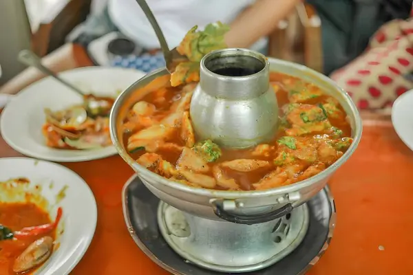 Kavanozda demirhindi soslu sıcak ve ekşi köri. Tayland usulü ekşi körili karides ve yerel yeşil tırmanma gerdanlı omlet. Demirhindi ezmesinden yapılmış Tayland körisi..