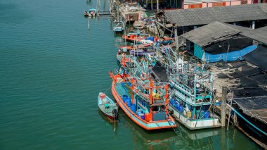 Tayland balıkçı köyü. Tayland 'ın Rayong ilindeki Pak Nam Prasae Balıkçı Köyü' ndeki Balıkçı Köyü 'nün manzarası. Alışılmadık bir altyapısı olan egzotik bir turizm merkezi..