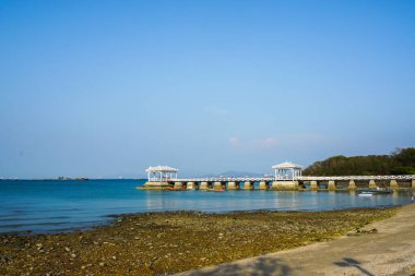 Yazın Koh Sichang Chonburi Tayland 'daki Asdang Köprüsü' nde. Koh Srichang 'daki ünlü turistik mekan, Tahta Köprü..