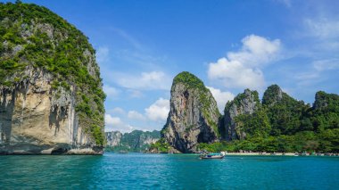 Railay Sahili 'nde uzun kuyruklu tekne. Tayland 'ın en ünlü plajlarından biri olan Tayland' ın başkenti Krabi 'de yaz güneşli bir günde havadan izleniyor..