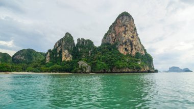 Railay Sahili 'nde uzun kuyruklu tekne. Tayland 'ın en ünlü plajlarından biri olan Tayland' ın başkenti Krabi 'de yaz güneşli bir günde havadan izleniyor..