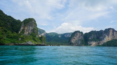Railay Sahili 'nde uzun kuyruklu tekne. Tayland 'ın en ünlü plajlarından biri olan Tayland' ın başkenti Krabi 'de yaz güneşli bir günde havadan izleniyor..