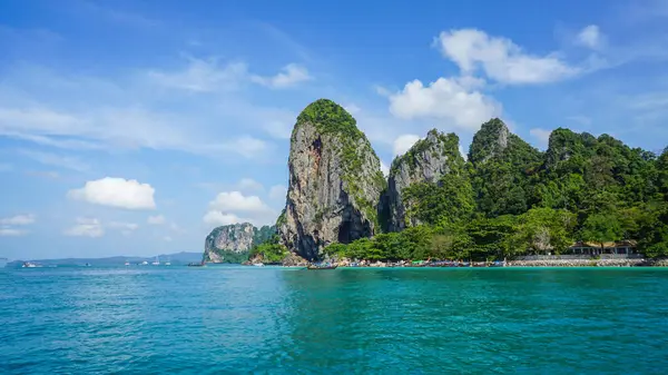 Railay Sahili 'nde uzun kuyruklu tekne. Tayland 'ın en ünlü plajlarından biri olan Tayland' ın başkenti Krabi 'de yaz güneşli bir günde havadan izleniyor..