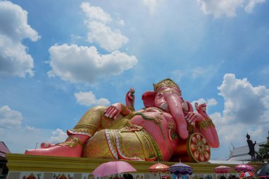 Dev pembe ganesha heykel wat Samarn, Chachoengsao, Thailand. Ganesha Ganapati olarak da bilinir, Vinayaka, Pillaiyar ve Binayak, Hindu Panteon içinde en çok tanınan ve en tapılan tanrıları biridir.
