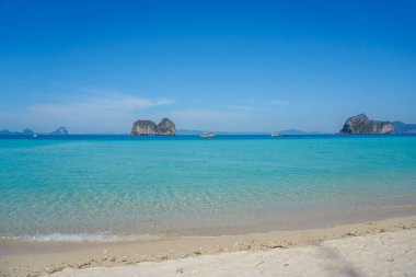 Tayland 'da küçük bir tropikal sahilde temiz, güzel bir su. Koh Ngai, Tayland 'da Beyaz Kumlu Deniz Dalgaları.