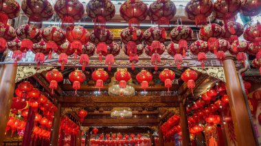 Çin Yeni Yılı sırasında Çin Fenerleri Dekorasyonu. Kırmızı Fenerler. Kırmızı fener süslemesi..