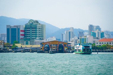 PenANG, Malezya feribotu Malezya anakarası ve Penang adası arasında seyahat eden yolcuları taşıyor. Penang turizm mirasından biri..