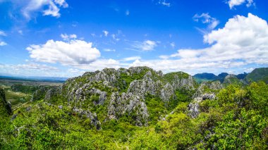 Manzara ve manzara Tayland 'ın Prachuap Khiri Khan ilindeki Sam Roi Yot Milli Parkı' ndaki Khao Daeng Köyü 'ndeki Khao Daeng bakış açısı..