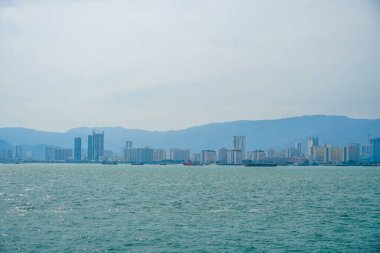 Butterworth şehrinin önünde demirlemiş bir ticaret gemisi. Penang eyaletinin ana karasında Bagan olarak da bilinir.