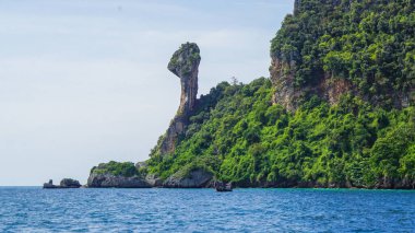 Tayland 'ın güneyindeki Andaman Denizi' nde, Krabi 'deki Railay plajı yakınlarındaki tavuk adası.