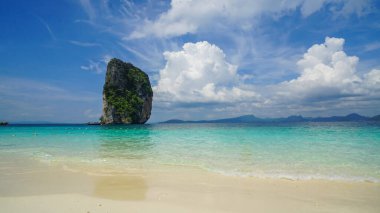 Tayland 'ın Krabi eyaletindeki Koh Poda adasının güzel plajı. Güzel cennet deniz manzarası ve beyaz kum gezegendeki en dinlendirici yerlerden biridir..