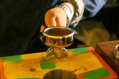 Lezzetli taze kahve yapmak için hazır kahve çekirdekleri, kahve makinesi kullanarak sıcak espresso kahve yapmak. Kahve makinesinden dökülen espresso yakın plan. Profesyonel kahve demleme..