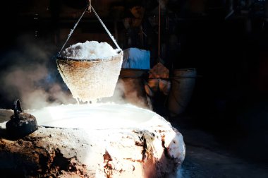 Sepetteki seçici tuz, Tayland 'ın Nan kentindeki dağlardan gelen tuzlu su ürünüdür. Kaynamış kaya tuzu, geleneksel tuz yapımı. Kaya tuzu tavanın üstünde asılı duran bir sepette kaynamış tuzlu su bir tuzluğa yerleştirilir.