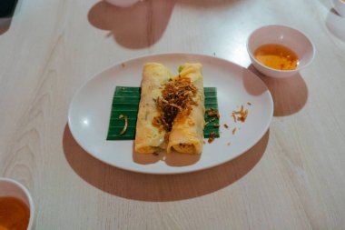 Khao Kriap Pak mor bir tencere kaynar suda ve Tayland restoranında beyaz bir bez üzerinde uzanıyordu. Pak Mor Paris Yumurtası Ye. Pirinç buharı yöntemleri, sokak yemeklerinde Tayland yemeği geleneği..