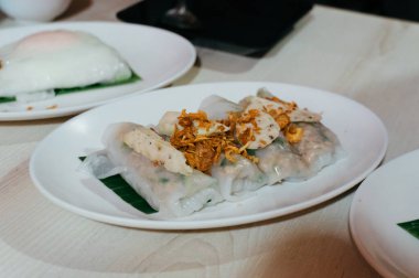 Khao Kriap Pak mor bir tencere kaynar suda ve Tayland restoranında beyaz bir bez üzerinde uzanıyordu. Pak Mor Paris Yumurtası Ye. Pirinç buharı yöntemleri, sokak yemeklerinde Tayland yemeği geleneği..