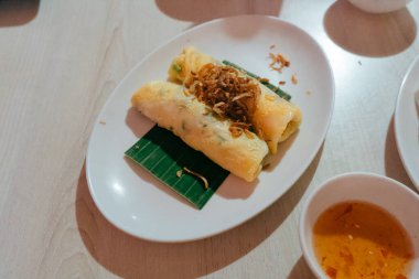 Khao Kriap Pak mor bir tencere kaynar suda ve Tayland restoranında beyaz bir bez üzerinde uzanıyordu. Pak Mor Paris Yumurtası Ye. Pirinç buharı yöntemleri, sokak yemeklerinde Tayland yemeği geleneği..