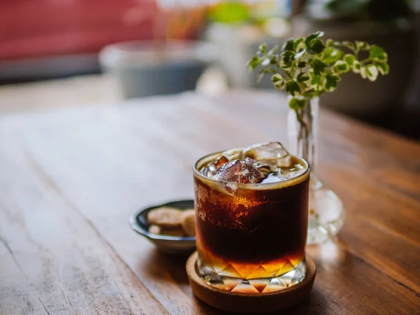 Buzlu espresso tonik. Espresso tonik, soğuk içecek, espresso ve bardakta tonik. Bardakta buzlu kahve. Ahşap masaya farklı türde kahve koymuşlar..