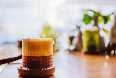 Beyaz arka planda bir bardak sütlü kahve. Soğuk içecek lezzetli. Buzlu latte. Kırsal ahşap bir masada kremalı buzlu kahve. Soğuk içecek lezzetli. Yiyecek bir şeyler al..