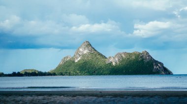 Ao Manao plajı, Tayland 'da Prachuap Khiri Khan' ın turistik beldesinin simgesi. Deniz ve dağ sırasıyla yaz manzarası.