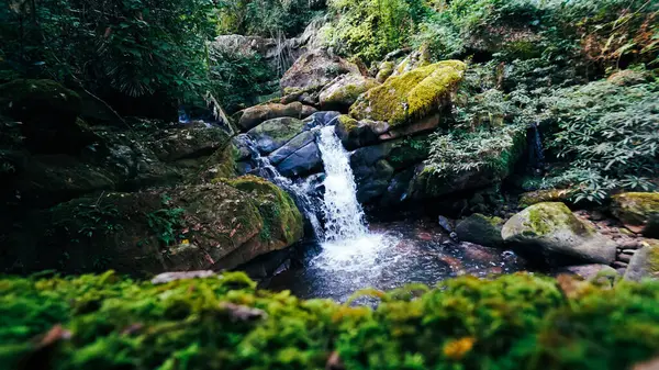 Ormandaki güzel küçük şelale. Sapan Şelalesi Tayland 'ın Nan Eyaleti' nde.