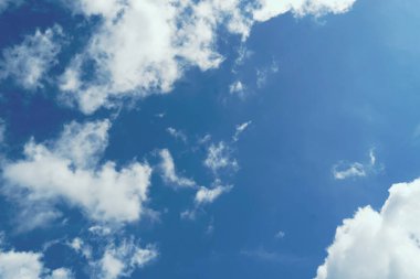 Küçük bulutlu mavi gökyüzü arkaplanı. Beyaz Bulut ve mavi gökyüzü. Yaz mavisi gökyüzü bulutu gradyan açık beyaz zemin. Güneşin altında bulutlu bir güzellik sakin bir kış havası..