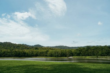 Saraburi, Tayland - 26 Mayıs: Lush Park, ziyaretçi merkezi. Jedkod Pongkonsao Doğal Araştırmalar ve Ekoloji Merkezi Saraburi Tayland 'da Lakeside kampı. Sabah kamp çadırı. Maceralar Kamp Turizmi ve Çadır. Birlikte güzel göl