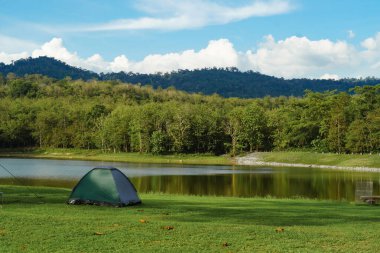 Saraburi, Tayland - 26 Mayıs: Lush Park, ziyaretçi merkezi. Jedkod Pongkonsao Doğal Araştırmalar ve Ekoloji Merkezi Saraburi Tayland 'da Lakeside kampı. Sabah kamp çadırı. Maceralar Kamp Turizmi ve Çadır. Birlikte güzel göl