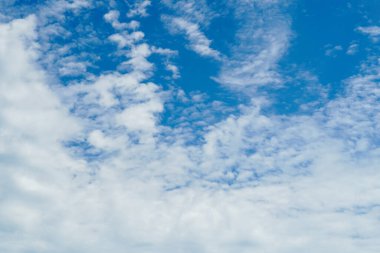 Küçük bulutlu mavi gökyüzü arkaplanı. Tasarımınız için doğa soyut bir arkaplan. Güzel ince bulutlar mavi gökyüzüne karşı