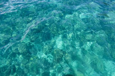 Defocus bulanık şeffaf mavi renkli berrak durgun su yüzeyi dokusu. Dalgalı su. Dalgaların yüzey arka planına sahip mavi su. Deniz yüzeyi mavisi.